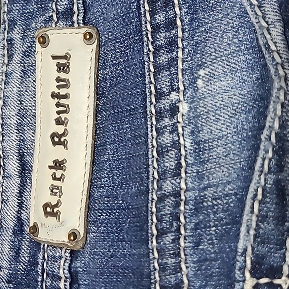 ROCK REVIVAL EMILIE EMBROIDERED BOYFRIEND CROP DENIM JEAN - Picture 3 of 16